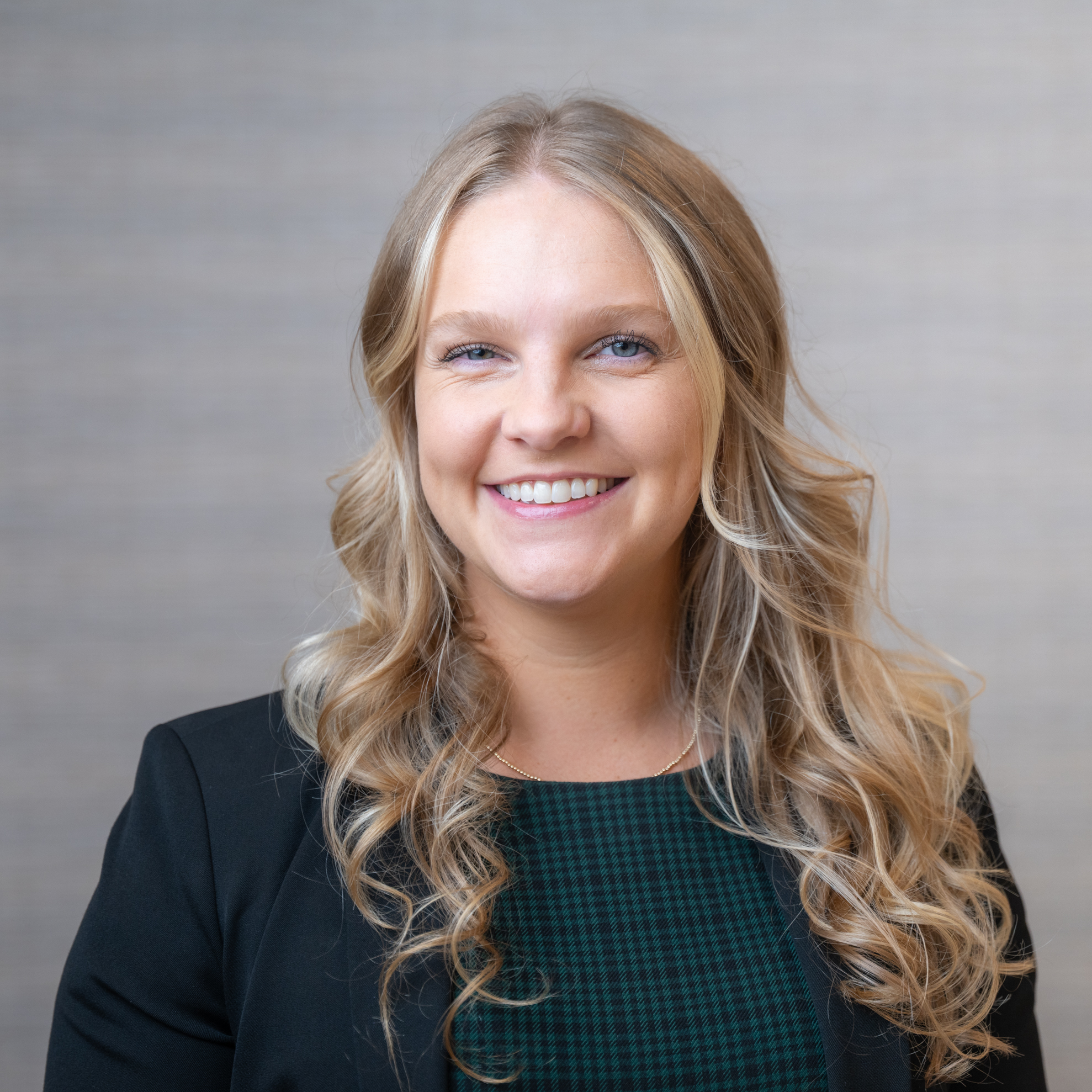 Portrait of Kelly Walker, CFP®, Naples Global Advisors Chief Compliance Officer at Vero Beach Global Advisors